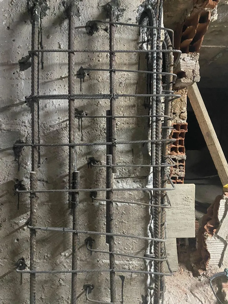 Reforço em pilares de concreto armado